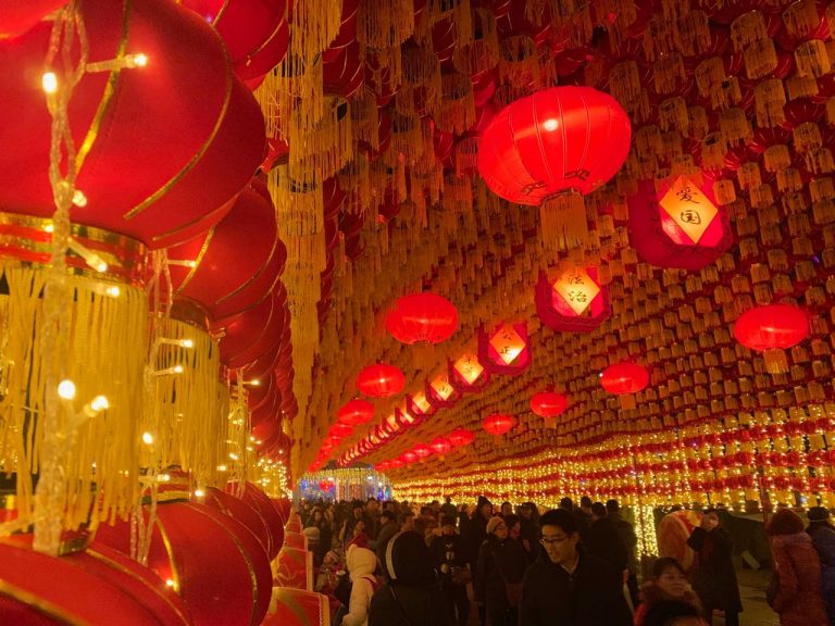 望千門如晝，嬉笑游冶