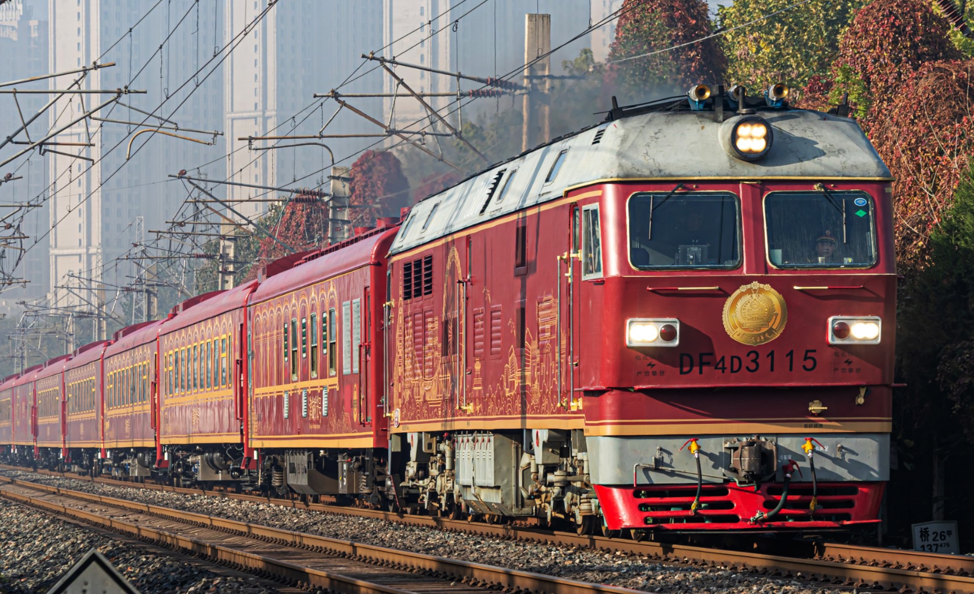 軌道上的沉浸式藝術(shù)空間!津旅時(shí)光號(hào)天幕這樣點(diǎn)亮